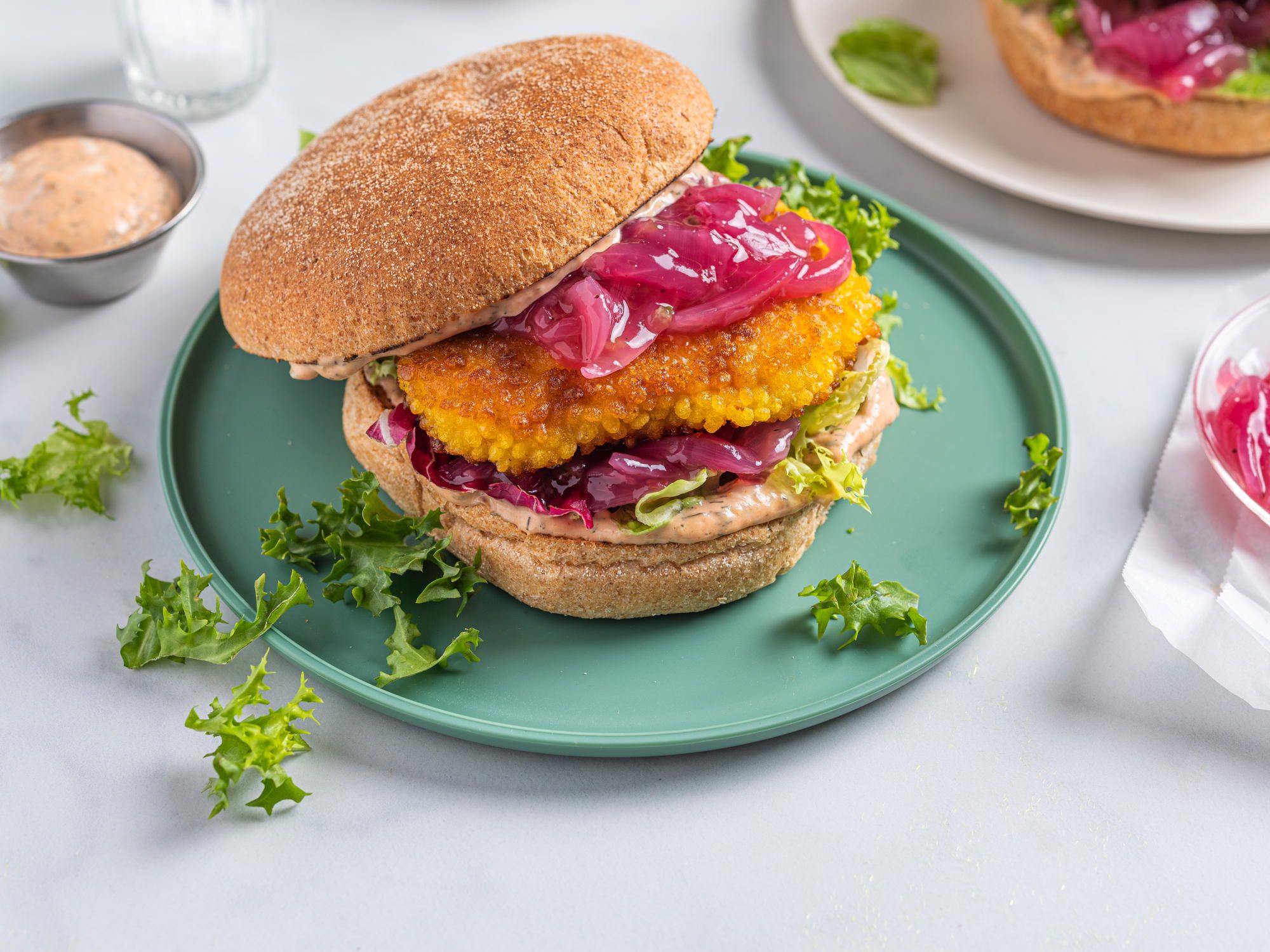 Sprø fiskeburger med syltet rødløk