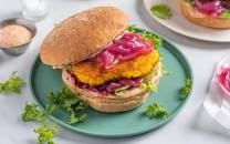 Sprø fiskeburger med syltet rødløk