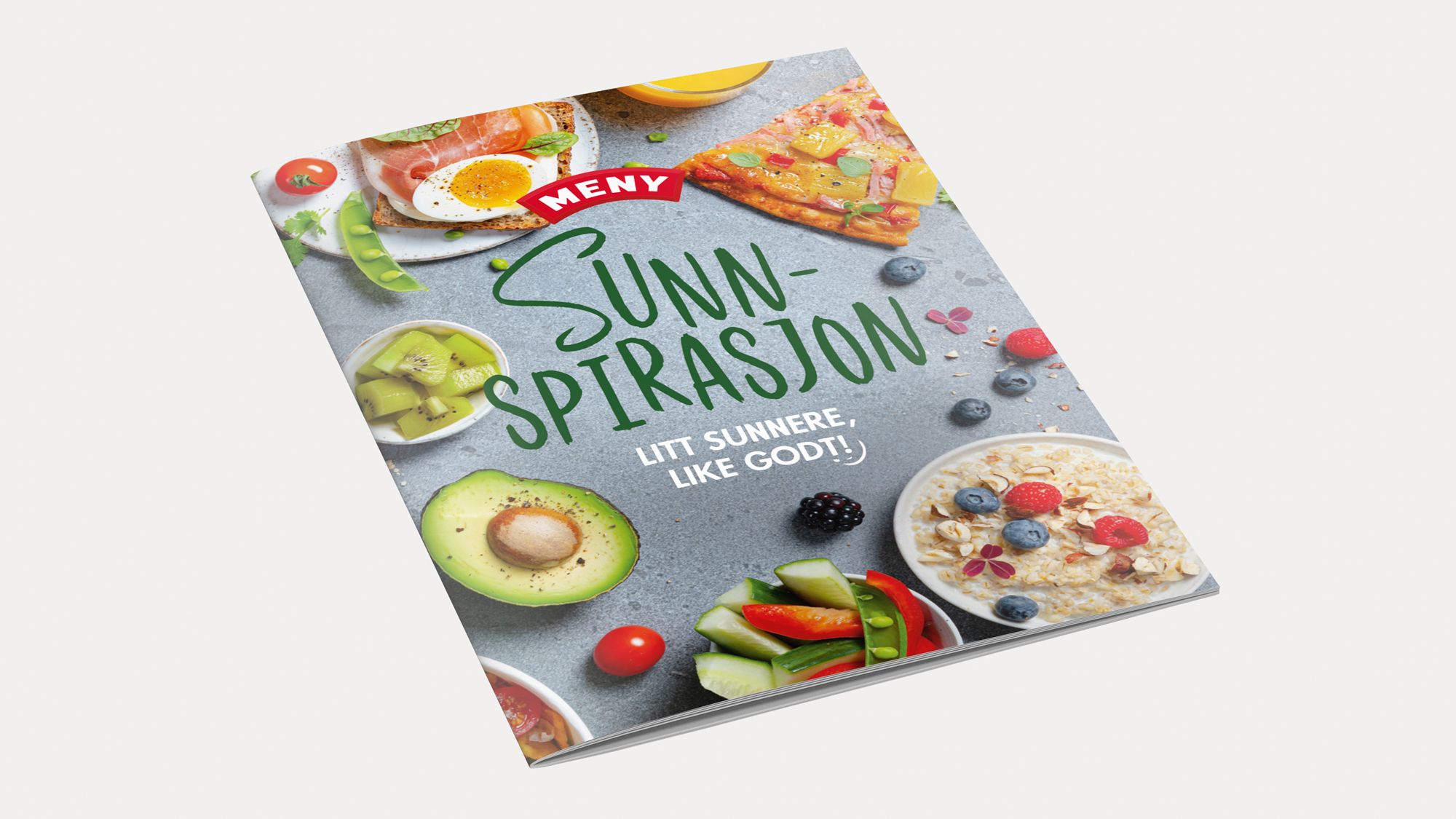 En kokebok med tittelen 'Sunnspirasjon 2021' med bilder av frukt, grønnsaker og en smoothie på forsiden.