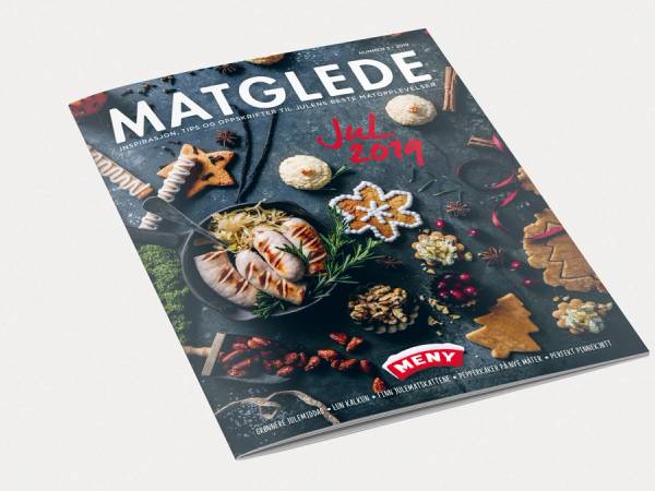 Forside av Matglede mockup jul 2019 med julebakst og pynt på en svart bakgrunn.