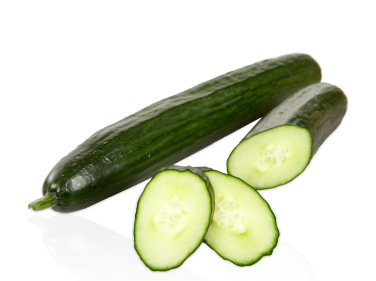 To hele agurker og en skivet agurk på en hvit bakgrunn