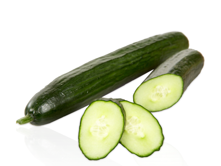 To hele agurker og en skivet agurk på en hvit bakgrunn