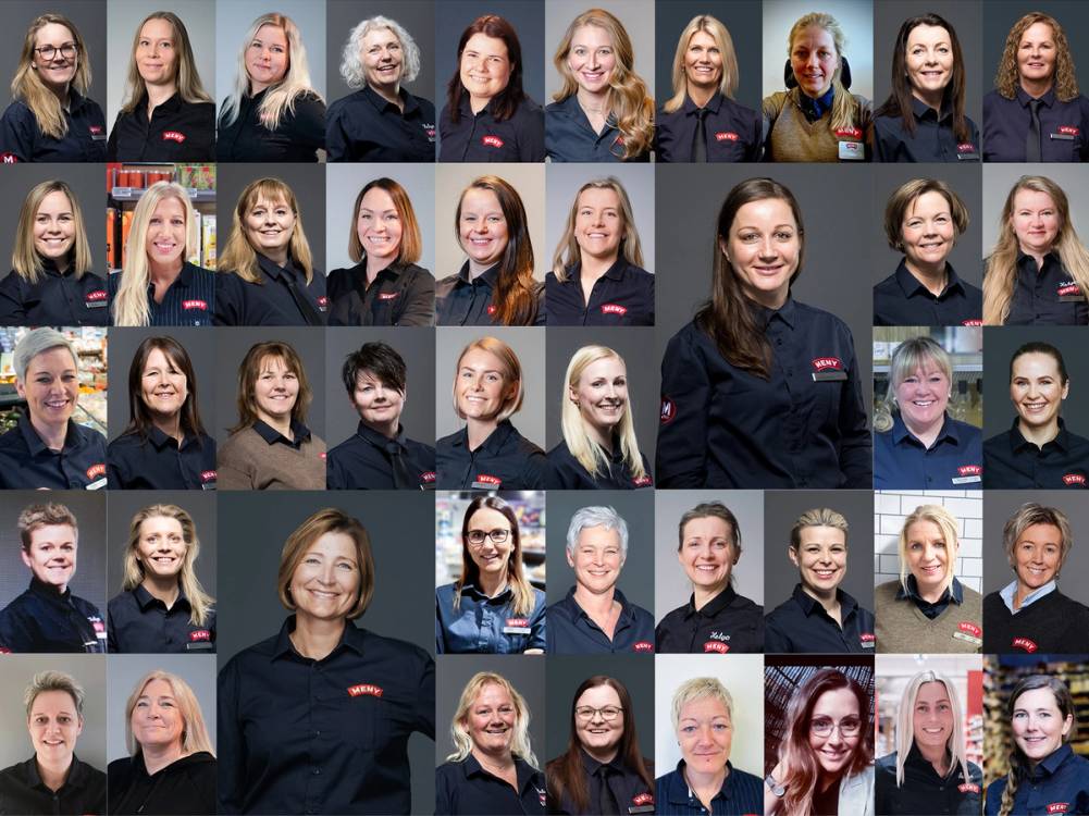 En gruppe kvinner deltar i en markering for kvinnedagen 2023, alle iført mørke jakker med en logo på brystet.