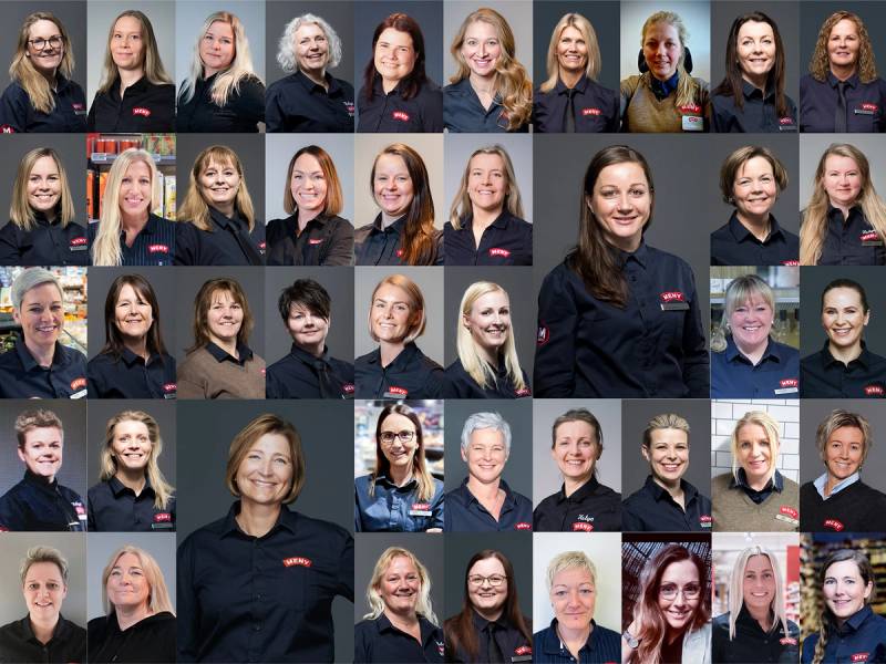 En gruppe kvinner deltar i en markering for kvinnedagen 2023, alle iført mørke jakker med en logo på brystet.