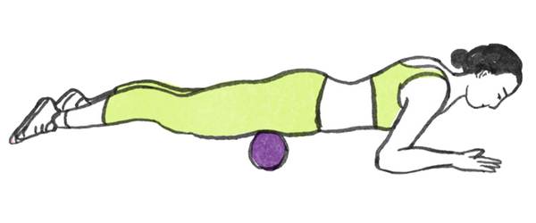 En person ligger på magen med en liten ball under hoften, utfører en øvelse på gulvet.