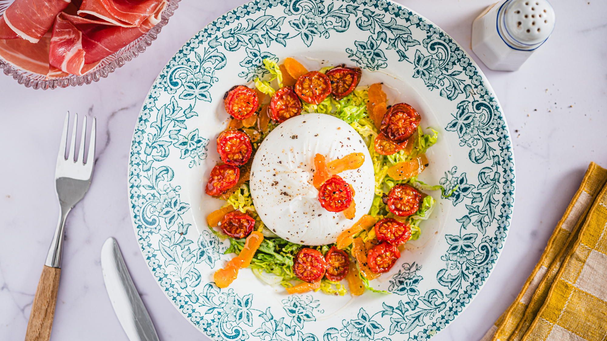 Burrata med parmaskinke og bakte tomater