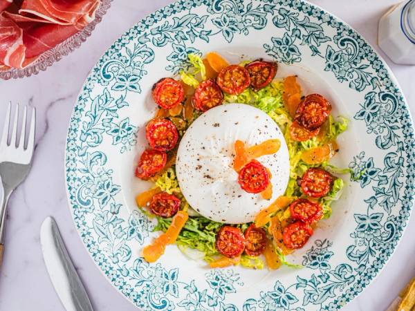 Burrata med parmaskinke og bakte tomater
