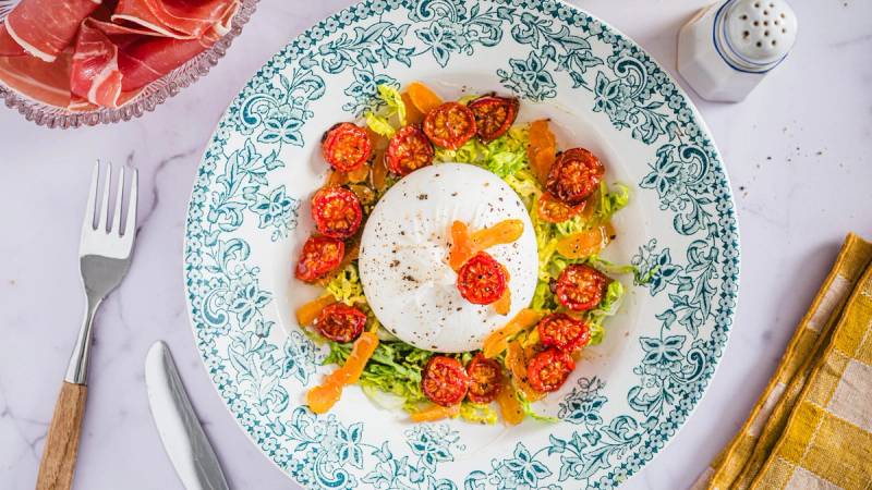 Burrata med parmaskinke og bakte tomater
