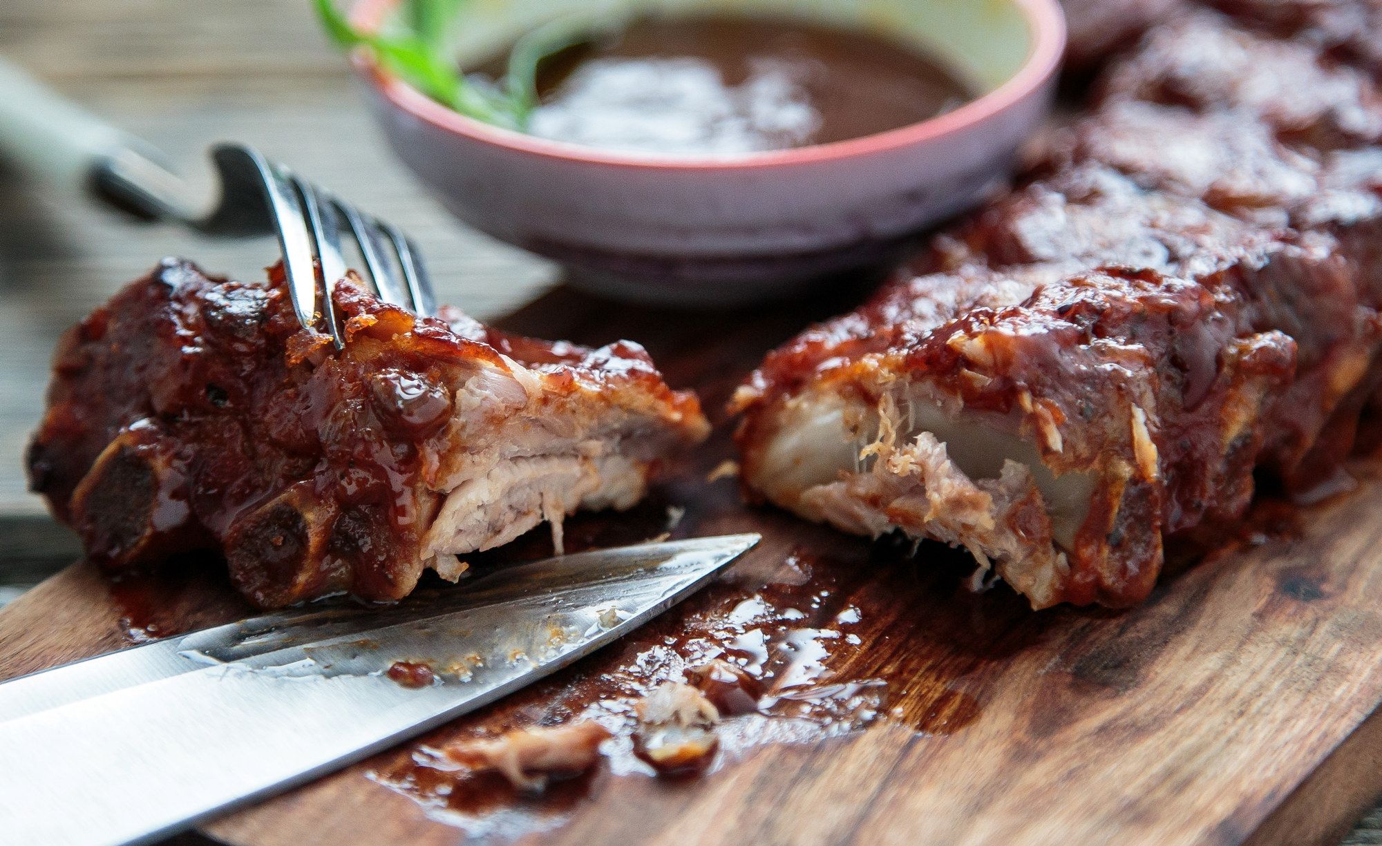 Spareribs med fiken og saus på et skjærebrett, klar til servering