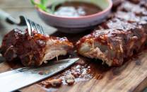 Spareribs med fiken og saus på et skjærebrett, klar til servering