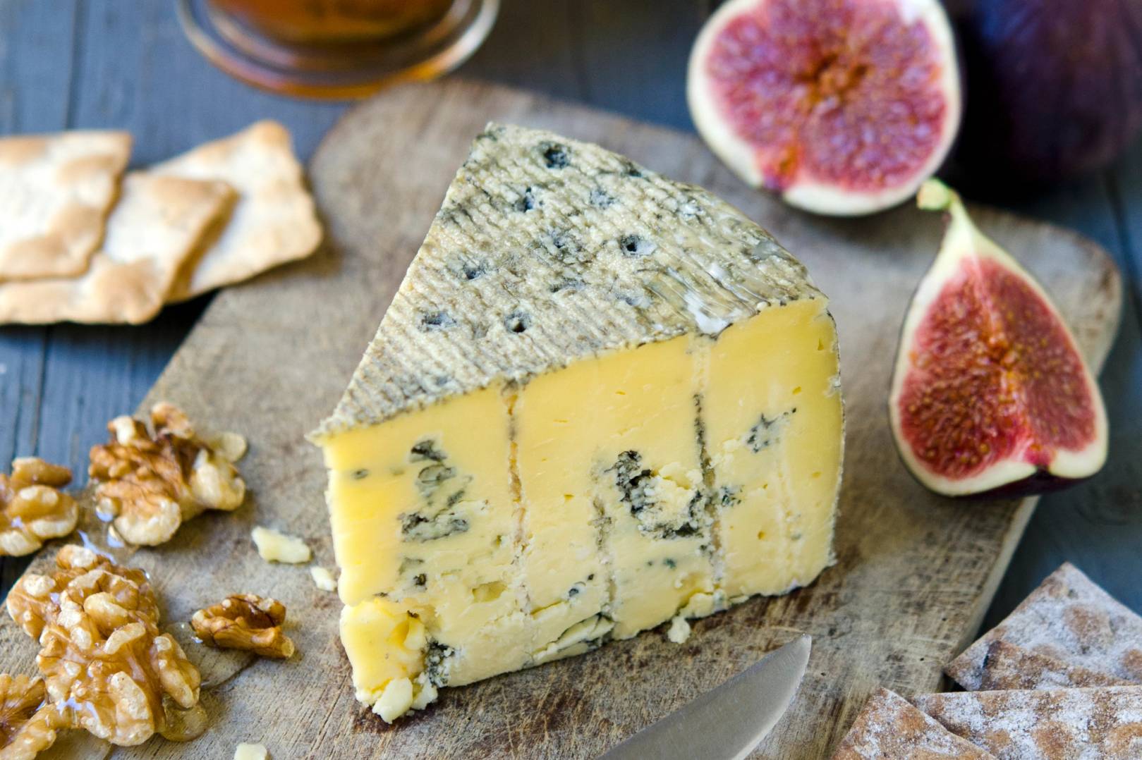 Kraftkar blåmuggost med fiken, nøtter og kjeks på et fat, kreditert Hanne Stensvold.