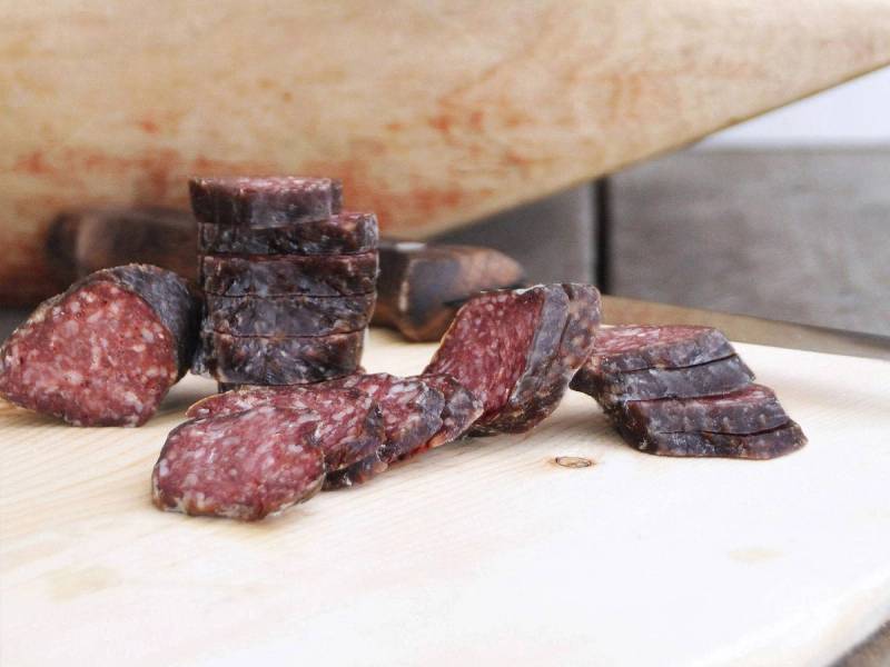 Ulike typer oppdalsk spekemat på et skjærebrett, klare til servering.