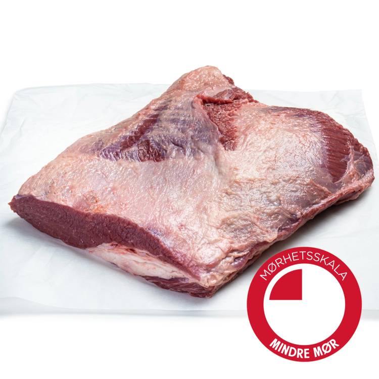 Et stykke rått Angus brisket kjøtt på en hvit overflate med en Møre Mør logo i hjørnet.