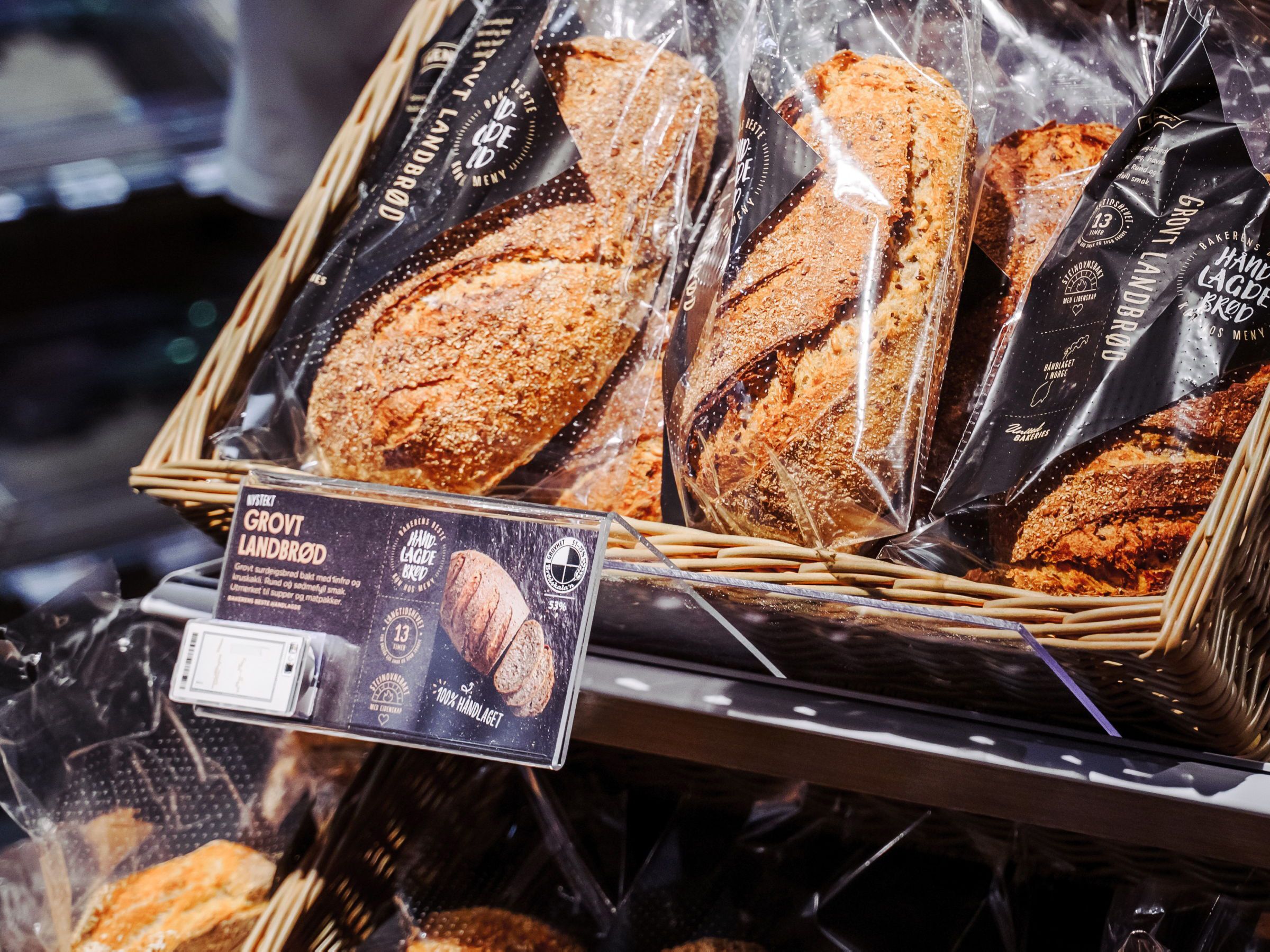 Brødskalaen viser ulike typer brød i en butikkhylle, pakket inn i plast.
