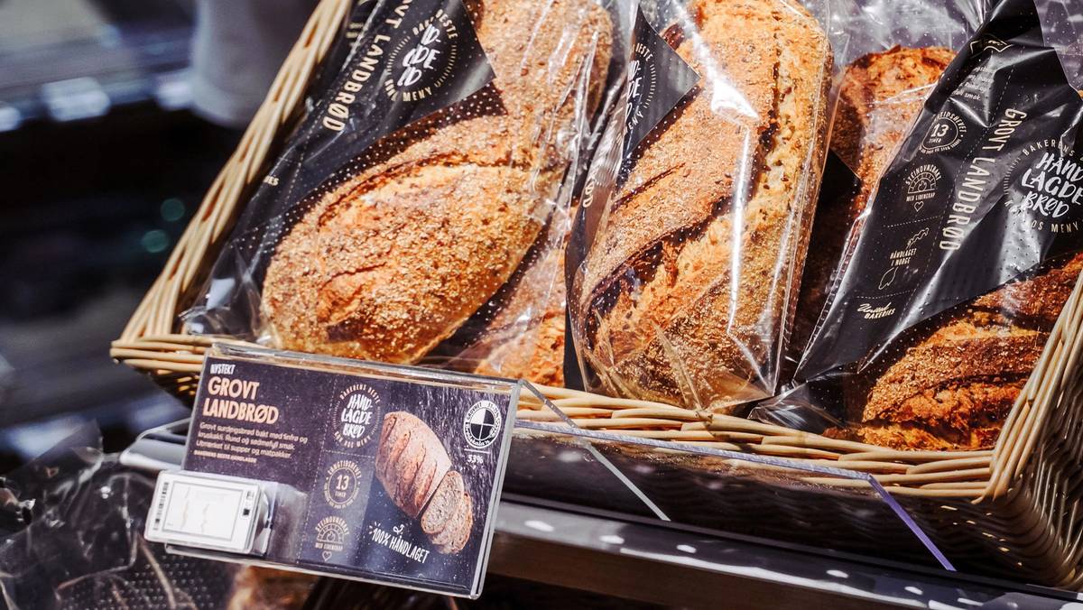 Brødskalaen viser ulike typer brød i en butikkhylle, pakket inn i plast.