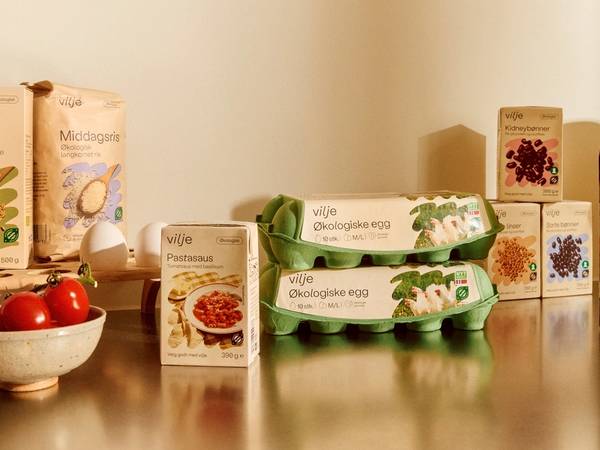 Ulike matvarer og helsekostprodukter på et bord, inkludert frukt, te og oljer.