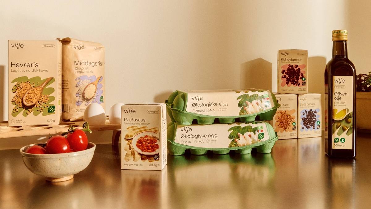 Ulike matvarer og helsekostprodukter på et bord, inkludert frukt, te og oljer.