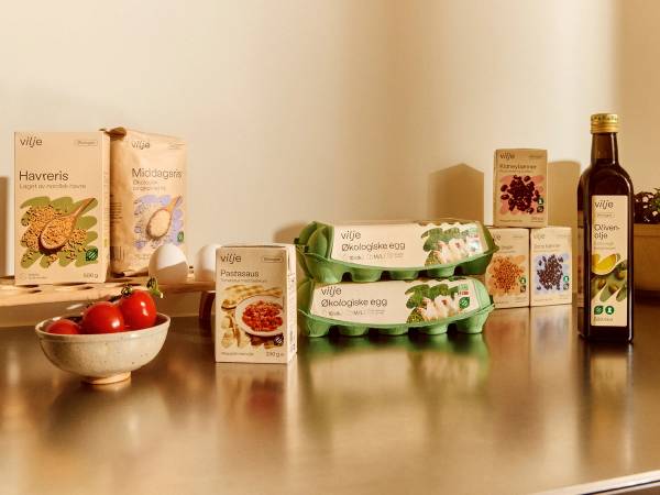 Ulike matvarer og helsekostprodukter på et bord, inkludert frukt, te og oljer.