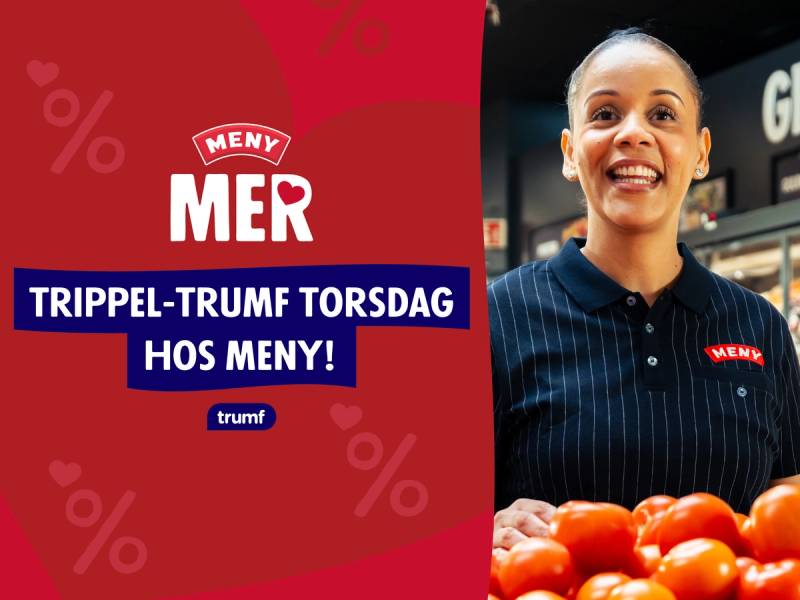 En person i Meny-merke iført blå skjorte står ved en pult med tomater, foran en reklameplakat for Trippel Trumf torsdag hos Meny.