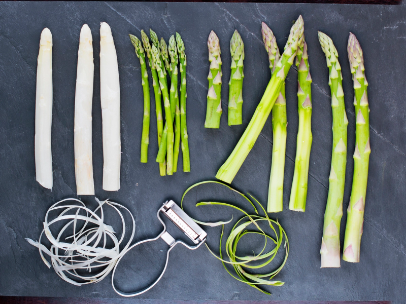 Hvit og grønn asparges på kjøkkenbenk