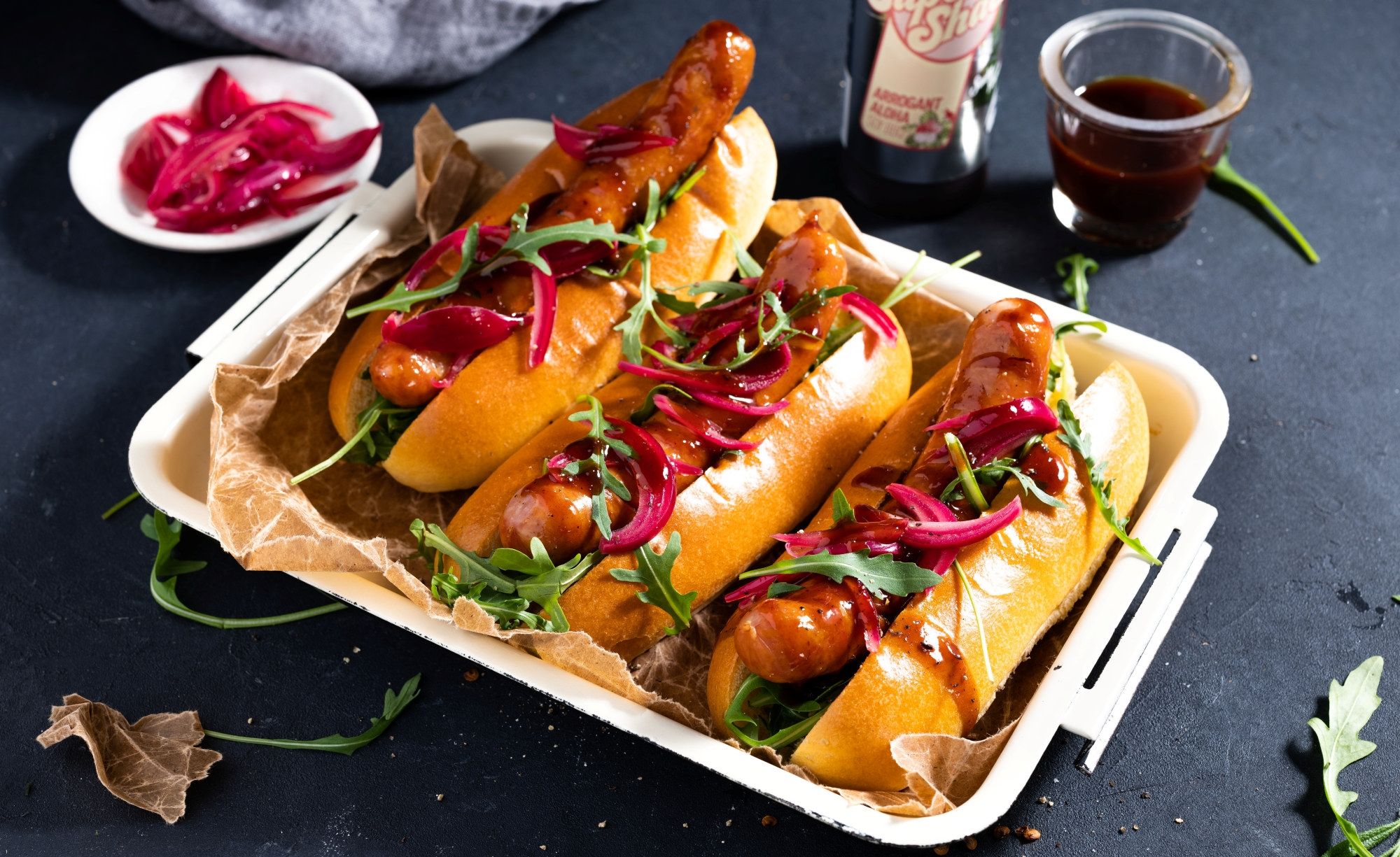 Pølser i brød med topping