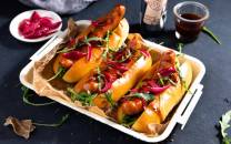 Pølser i brød med topping