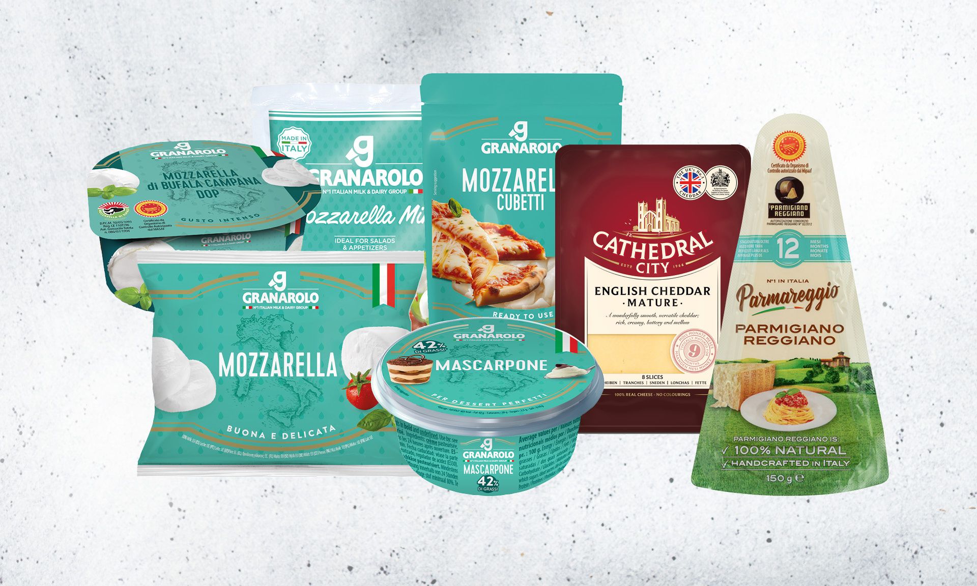 Ulike typer ost og ostekartonger på et hvitt bord, inkludert mozzarella og parmesan, med emballasje i blått, rødt og grønt.