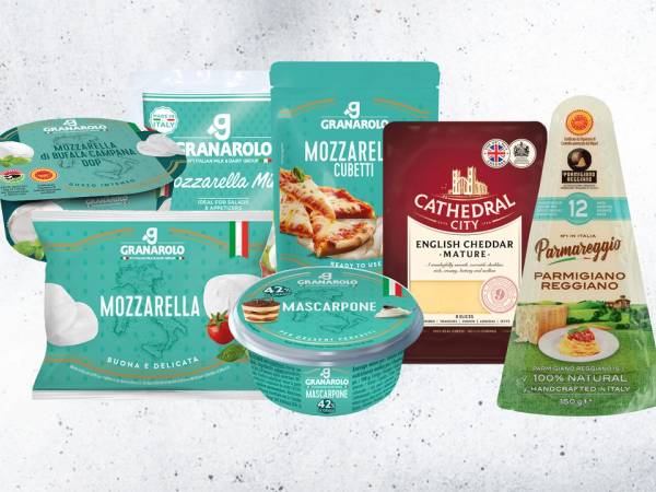 Ulike typer ost og ostekartonger på et hvitt bord, inkludert mozzarella og parmesan, med emballasje i blått, rødt og grønt.