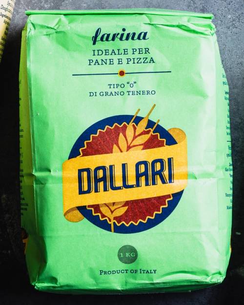 Grønn pose med Dallari pizzamel, merket for pizzadeig av typen 'o' for tynn bunn, produsert i Italia.