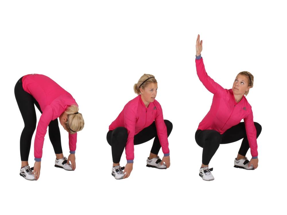 En person i rosa treningtøy gjør ulike tøye- og strekkøvelser i tre ulike posisjoner, med fokus på å tøye kroppen.