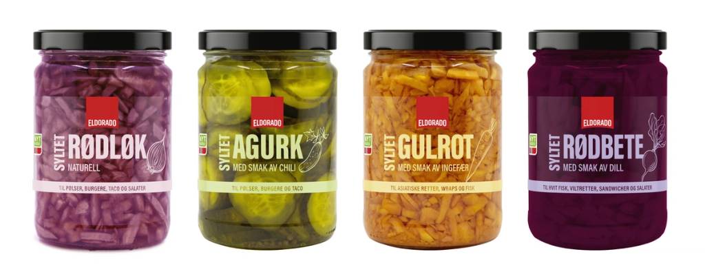 Fire glasskrukker med syltetøy i ulike farger, plassert på en hvit bakgrunn.