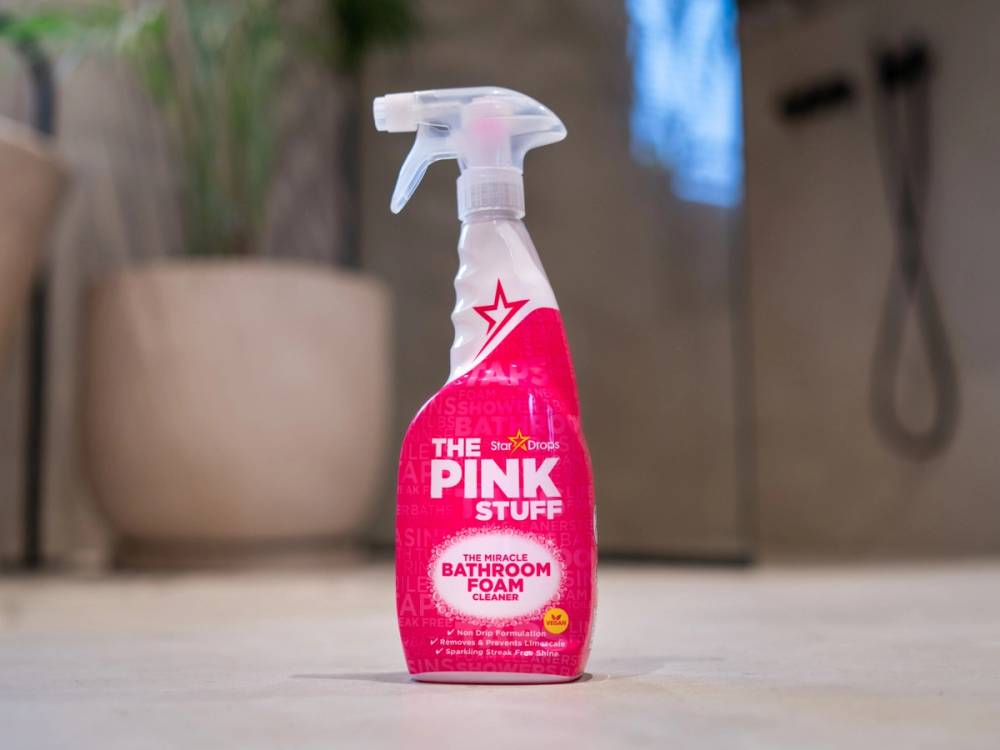 En sprayflaske av rengjøringsmiddelet The Pink Stuff står på et kjøkkenbord.