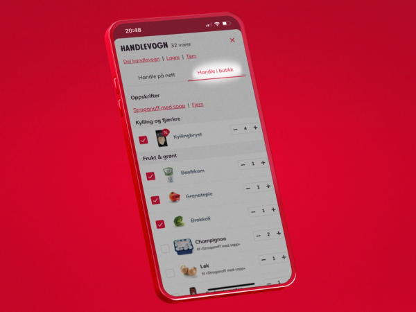 En smarttelefon med en butikkapp åpen, som viser ulike produkter og priser på skjermen, plassert mot en rød bakgrunn.