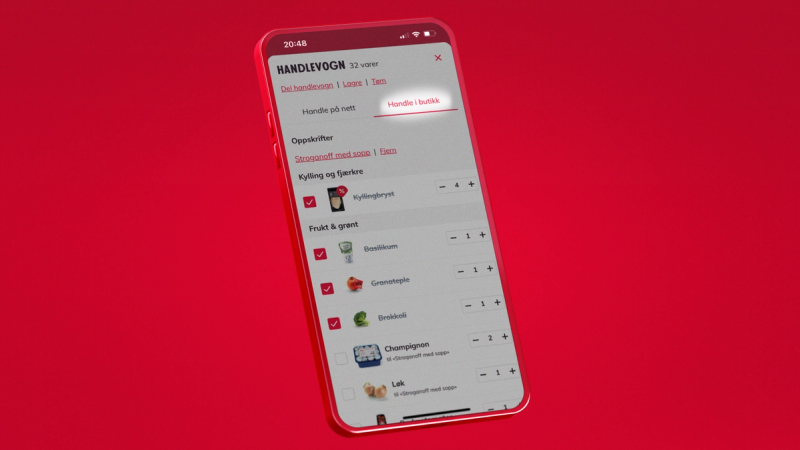 En smarttelefon med en butikkapp åpen, som viser ulike produkter og priser på skjermen, plassert mot en rød bakgrunn.