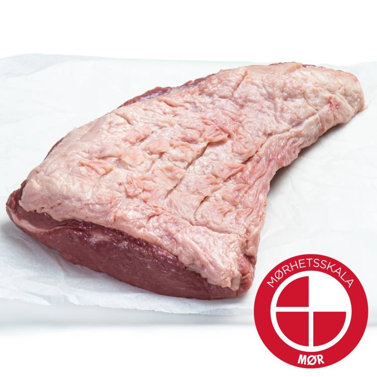 Et stykke rå Angus-tri-tip kjøtt på en hvit overflate med Mørhetsskala MØR-logo i hjørnet.