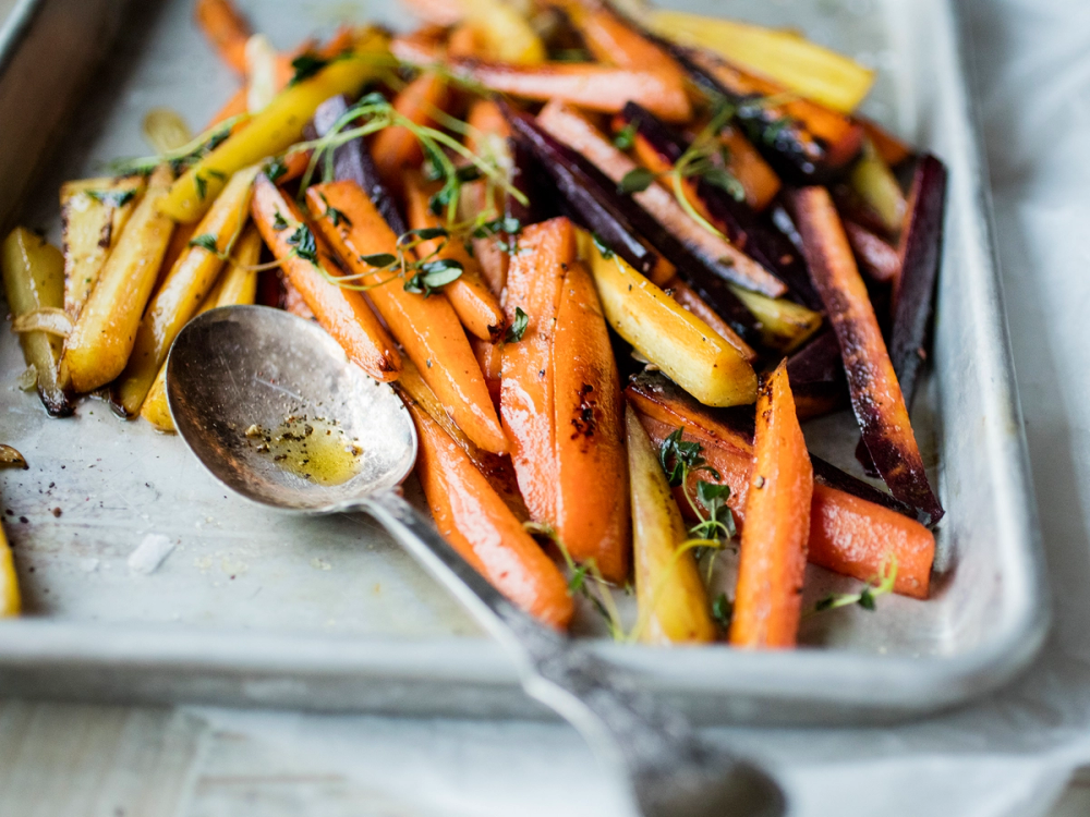 Stekte gulrøtter med urter i en ildfast form, ser godt krydret ut.