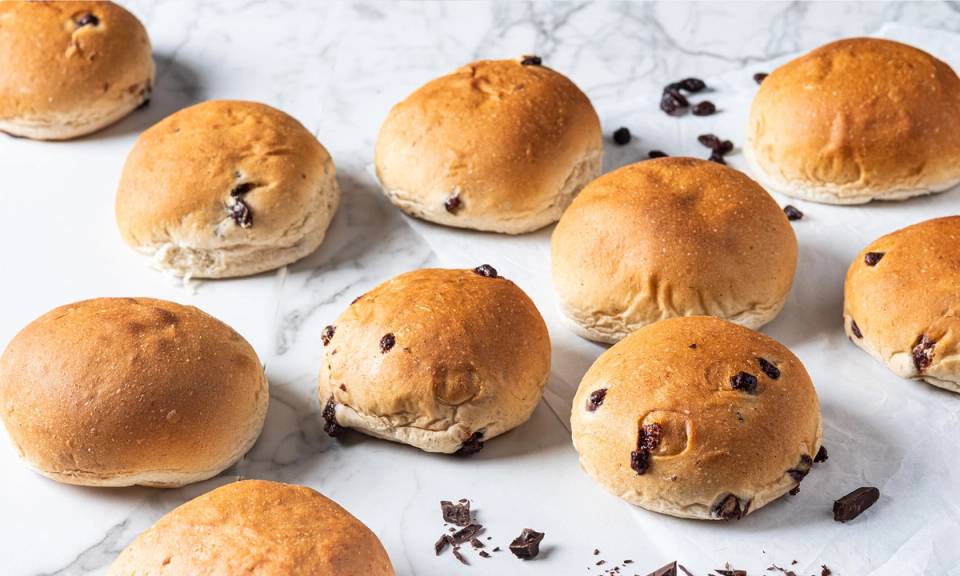 Boller med sjokoladebiter på en hvit bakgrunn.