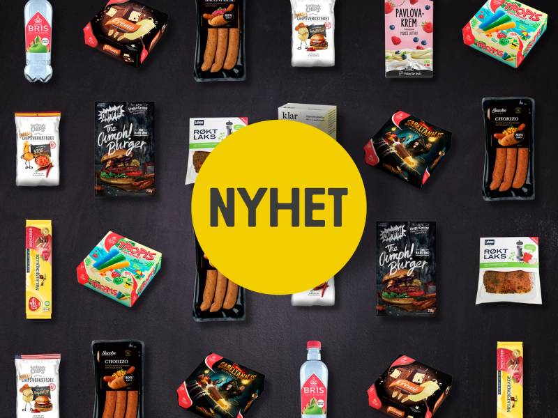 Ulike mat- og drikkevarer i små pakker og flasker spredt ut over en svart bakgrunn, med en stor gul sirkel med teksten 'NYHET' i midten.
