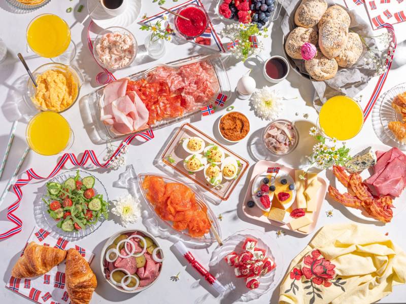 Frokostbord med ulike småretter, kaker og drikke til 17. mai-feiring.