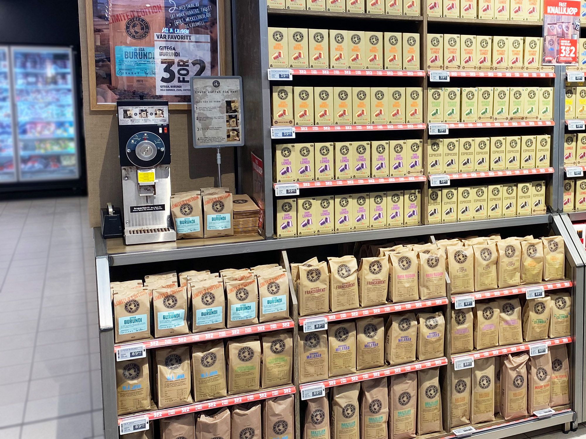 Kaffe på hyller med kaffekvern i bakgrunnen i en butikk