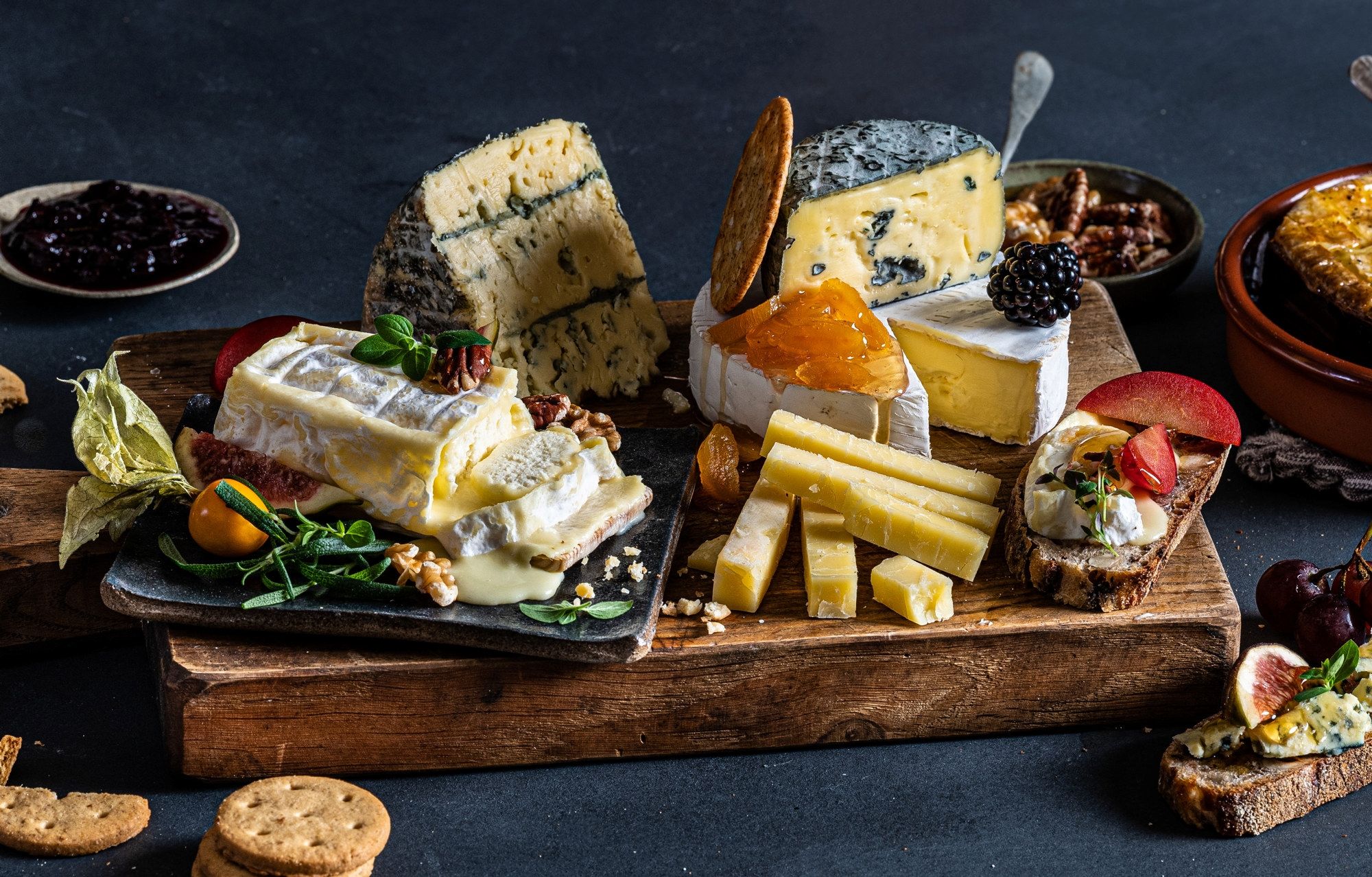 Ulike oster og tilbehør på et serveringsbrett, klar for helgekos.