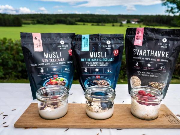 Tre pakker med svarthavreprodukter fra Den Sorte Havre på et bord