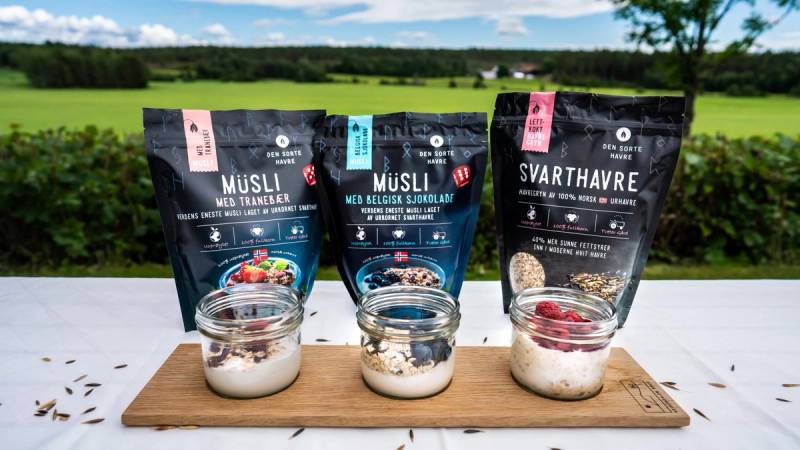 Tre pakker med svarthavreprodukter fra Den Sorte Havre på et bord