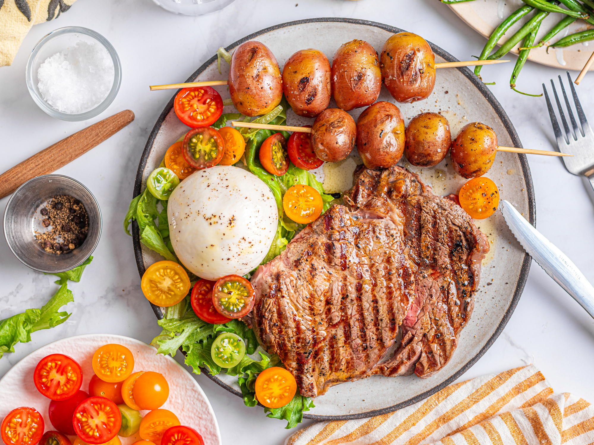Grillet entrecôte med poteter og tomatsalat