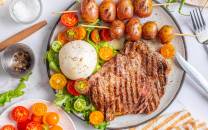 Grillet entrecôte med poteter og tomatsalat