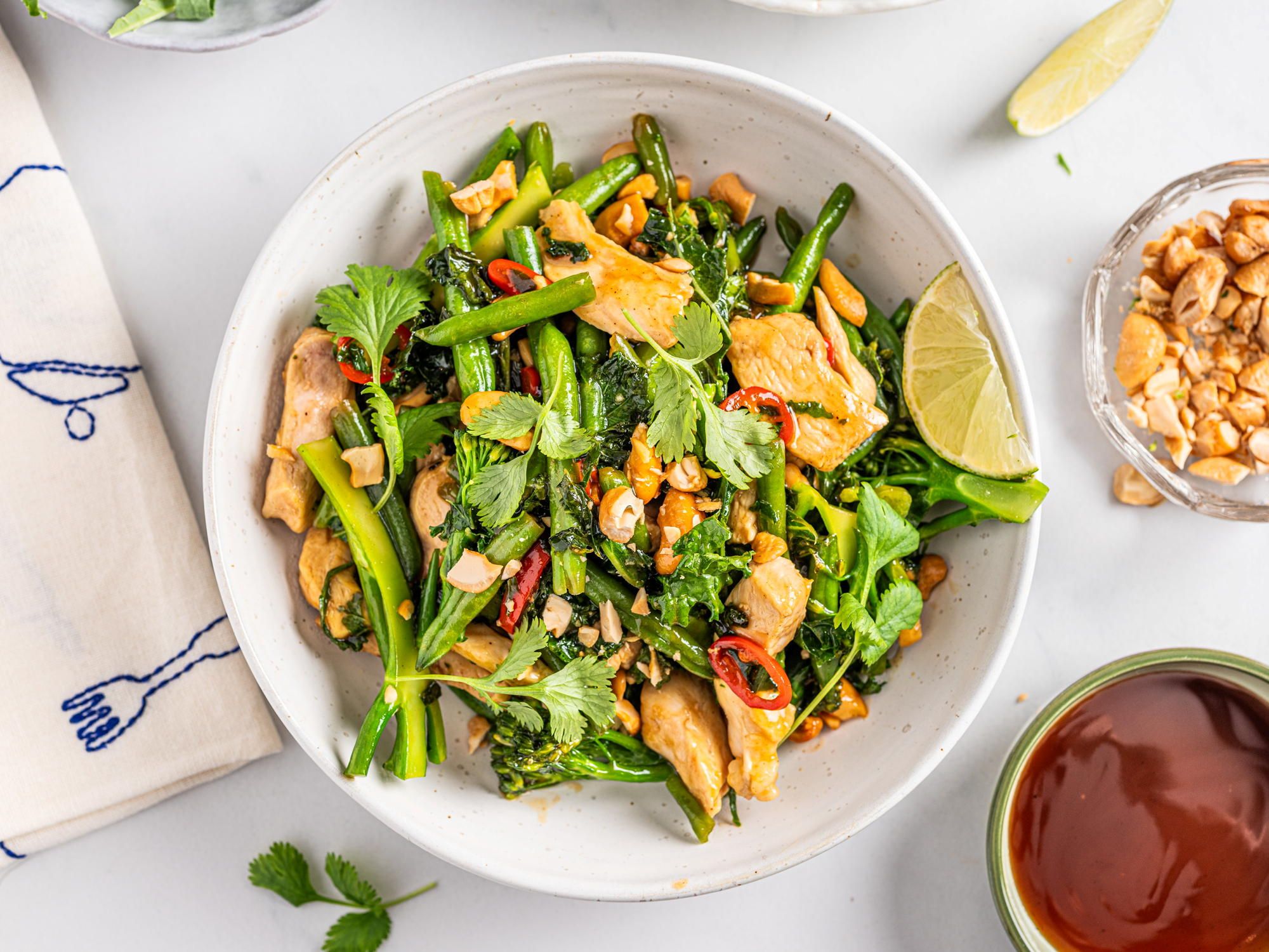 Grønn wok med kylling og brokkolini