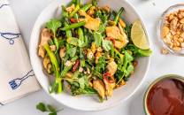 Grønn wok med kylling og brokkolini