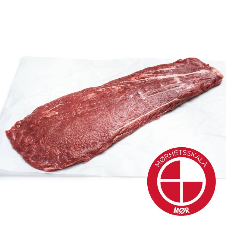 Et stykke rått Angus flat iron kjøtt på hvit bakgrunn med Nærhetsskala Mør logo i hjørnet.