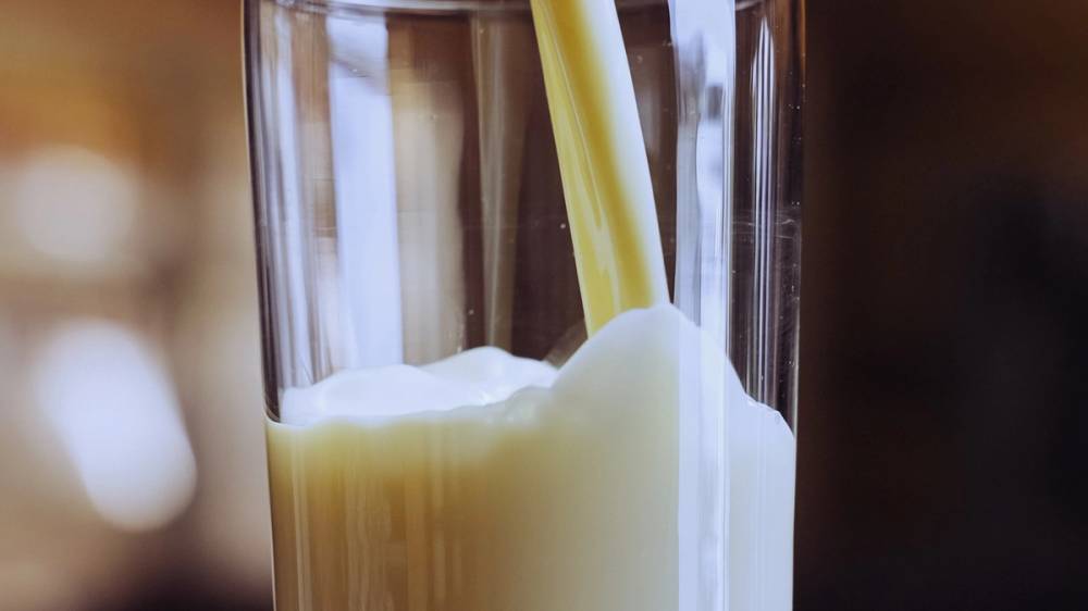 Et glass med melk med et sugerør i, sannsynligvis melk fra Jersey-meieriet.