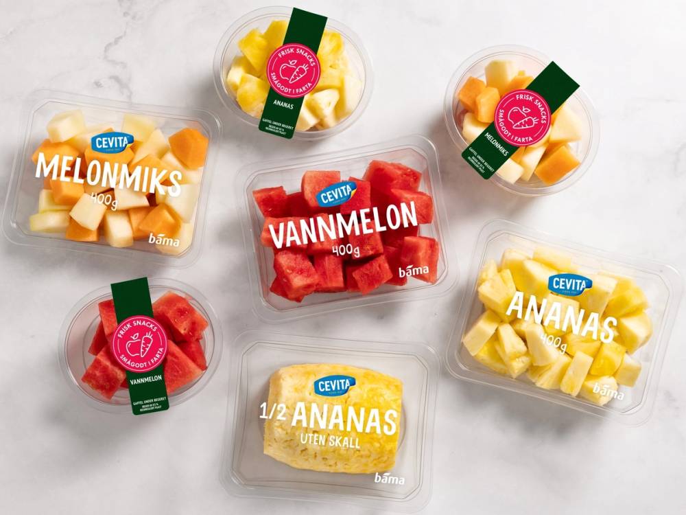 Fargede biter av frukt i plastemballasjer med Cevita-merking, inkludert vannmelon, ananas og melon, på en hvit bakgrunn.